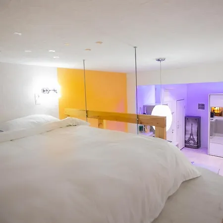 Orange And Blue Studio Downtown 5 Min From White Tower Apartment *