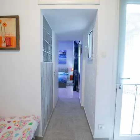 Orange And Blue Studio Downtown 5 Min From White Tower Apartment